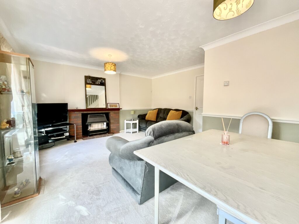 Melrose Avenue, Stone, ST15