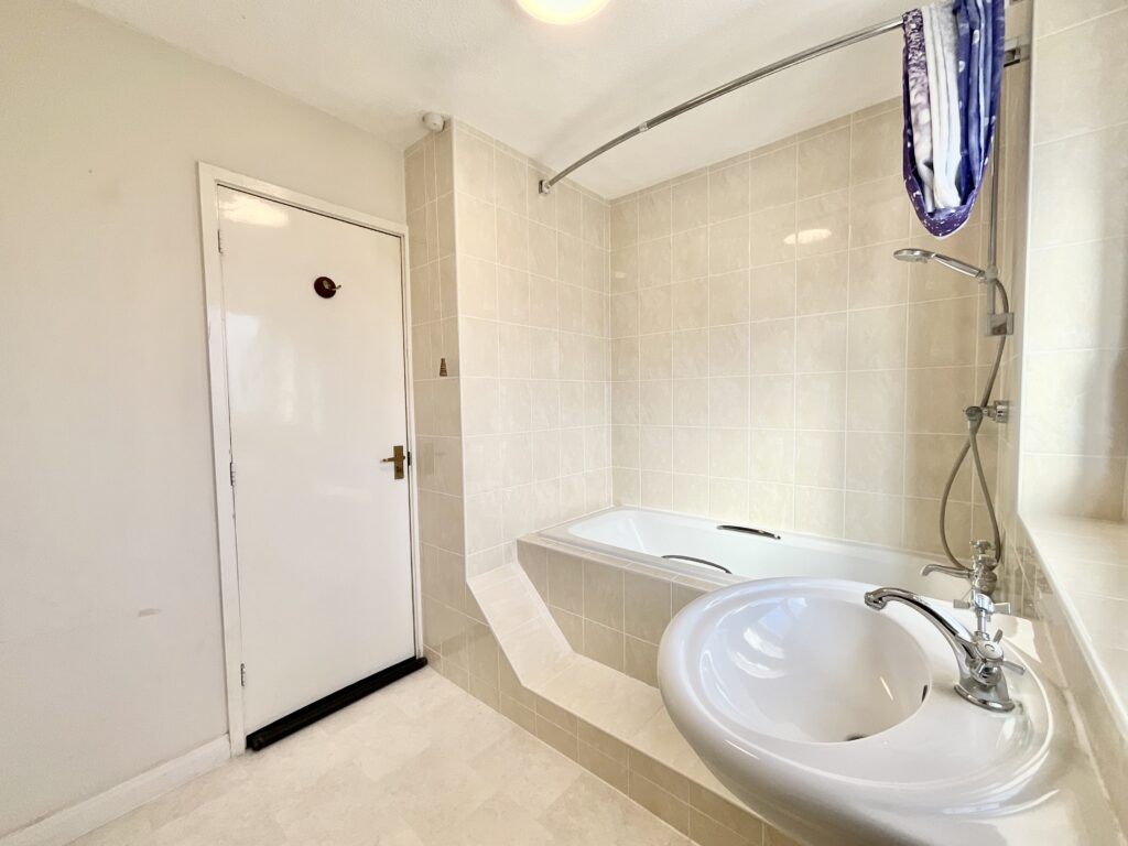 Melrose Avenue, Stone, ST15