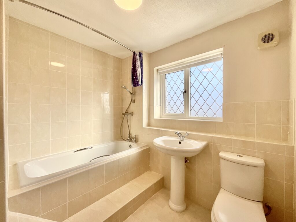 Melrose Avenue, Stone, ST15
