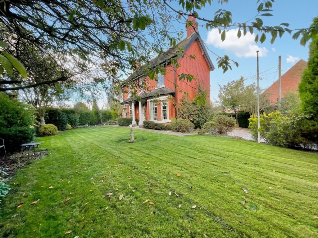 Breach Lane, Tean, ST10